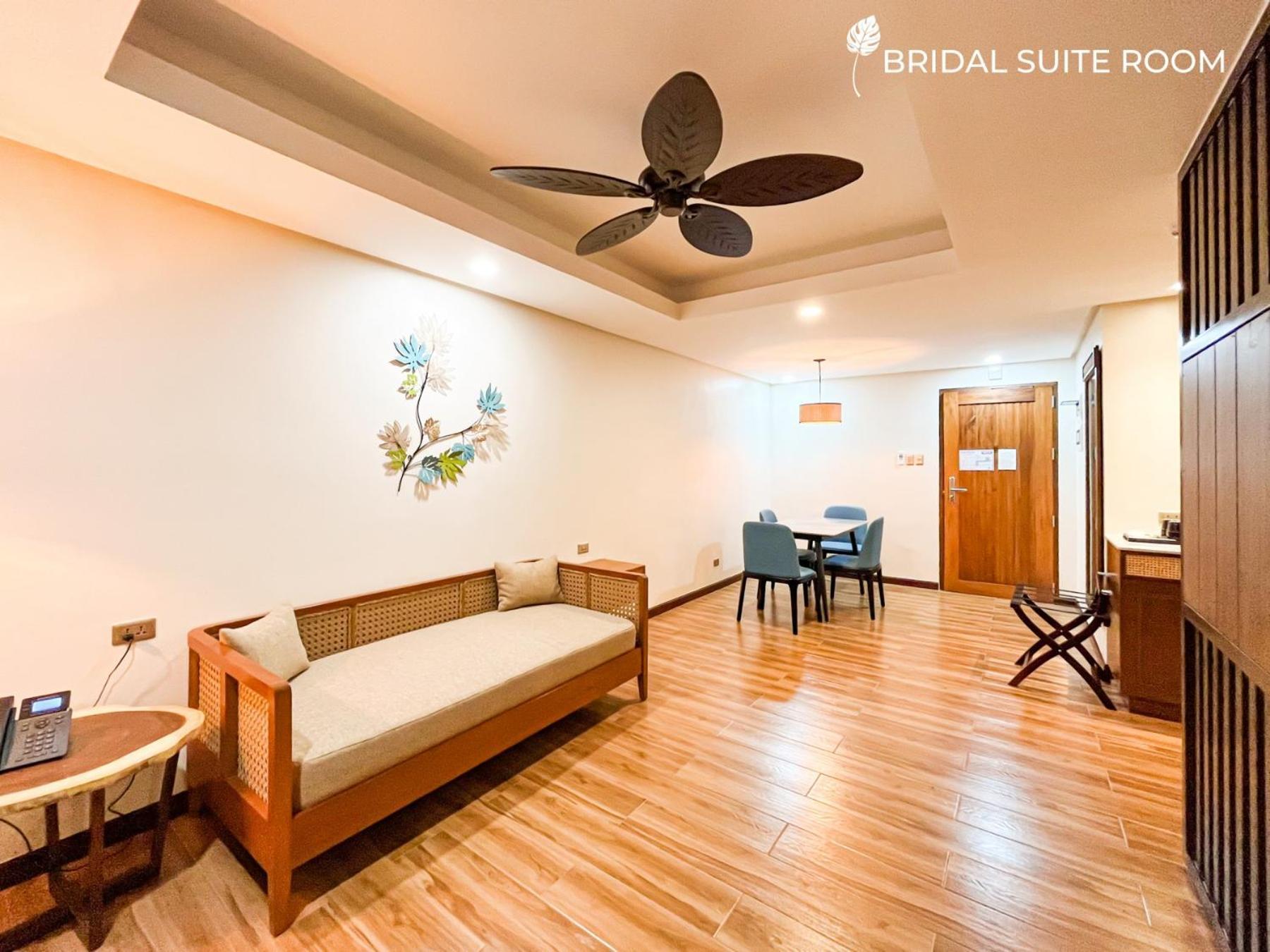 La Jolla Hotel And Beach Resort Bagac Bagian luar foto